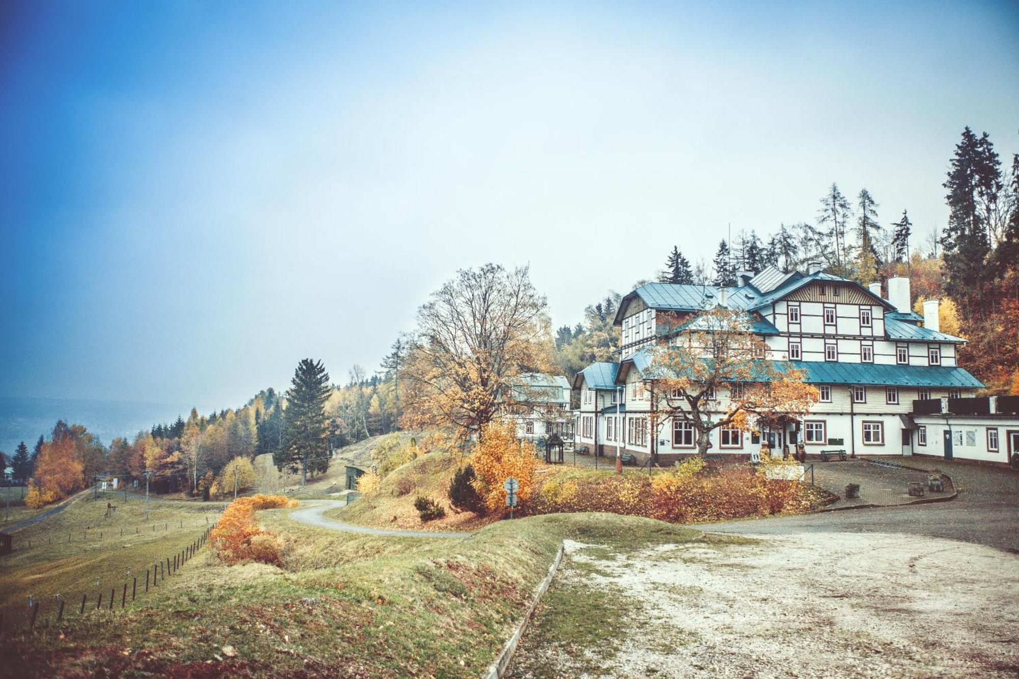 Retro Hotel Pod Zvicinou Bílá Třemešná Eksteriør billede